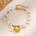 Pulsera de perlas barrocas con dije de corazón dorado y placa grabada Good Luck - Pulsera con Colgante de Corazón y Placa Cuadrada (WG-0113)