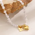Collar de perlas barrocas con amuleto de corazón dorado y colgante grabado Good Luck - Collar con Colgante de Corazón y Placa Cuadrada (WG-0186)