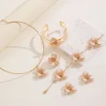 Set di gioielli da 5 pezzi con fiori in smalto rosa chiaro e finitura dorata - Collana E Bracciale Rigido E Braccialetto E Anello E Orecchini / Rosa