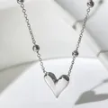 Pendentif cœur argenté poli sur chaîne à billes en acier titane au style moderne minimaliste - Collier Cœur Argenté