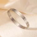 Vue détaillée du bracelet en acier inoxydable argenté avec motif géométrique brossé - Motif à croix / Or blanc