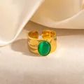 Detailweergave van vergulde ring met gehamerde textuur en groene kattenoogsteen - Lichtgroen Kattenoog (R1255)