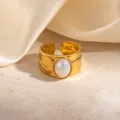 Detail van een gouden verstelbare ring met lavatextuur en ovale iriserende opaalsteen - Opaalwit (R1254)