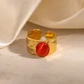 Macro detail van verstelbare goudgehamerde ring met vintage ovale oranje edelsteen - Oranjerood (R1252)