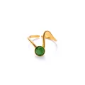 Dettaglio dell'anello placcato oro 18k con design a onde e pietra verde occhio di gatto - Stile Occhio di Gatto Verde Traslucido (TYR1227)