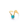 Dettaglio anello in acciaio inossidabile placcato oro 18k con pietra turchese e onde - Stile Trama Turchese (TYR1229)