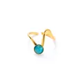 Dettaglio anello a onde placcato oro 18k con gemma occhio di gatto verde intarsiata - Stile Occhio di Gatto Blu Lago (TYR1231)