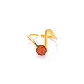 Dettaglio dell'anello ondulato placcato oro con pietra preziosa rotonda marrone-rossastra - Stile Occhio di Gatto Rosso-Arancio (TYR1224)
