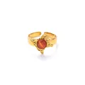 Dettaglio dell'anello regolabile dorato con farfalla traforata e occhio di gatto arancio - Stile Farfalla Pietra Principale Arancione-Rosso (R1412)