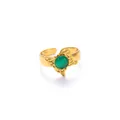 Dettaglio ravvicinato di un anello a farfalla dorato con gemma verde occhio di gatto - Stile Farfalla Pietra Principale Verde Chiaro (R1414)