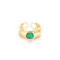 Dettaglio dell'anello dorato a doppio strato con pietra occhio di gatto verde e misura regolabile - Stile Gemma Verde Erba (R1468)
