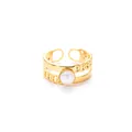 Dettaglio anello regolabile dorato con fascia a doppio strato, catena cubana e perla bianca - Stile Gemma Bianco Perla (R1469)