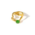 Dettaglio dell'anello lava dorato irregolare con incastonata gemma tonda verde - Stile Cabochon Verde Brillante (R1484)