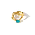 Dettaglio macro dell'anello dorato irregolare con pietra preziosa blu circolare - Stile Cabochon Blu Lago (R1485)