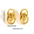 Vue macro de boucles d'oreilles plaquées or 18k avec texture torsadée, 2,7x1,5 cm - Boucles d'oreilles Enveloppées d'Anneaux Croisés Verticaux (TYE0783)