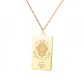 Detalle del collar con colgante rectangular de Virgo dorado con cadena de eslabones finos - Dorado / Virgo