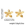 Detailansicht der goldene Kirschblüten-Ohrringe mit Maßen und gebürsteter Metallstruktur - Blumen Textur Stil (0913)