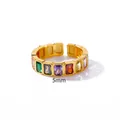 Vista macro dell'anello aperto multistrato con zirconi colorati placcato oro 18K 5mm - Stile Largo con Zirconi Rettangolari Colorati (G1276068G-1) / Oro