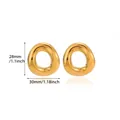Vista dettagliata degli orecchini a foglia placcati oro 18K, dimensioni 30x28mm - Orecchini Forma Organica (G126333)