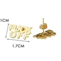 Dettaglio degli orecchini dorati FUCK OFF con dimensioni 1 cm x 1,7 cm e chiusura a farfalla - Orecchini Street Style Lettera FUCK OFF (G120026G)