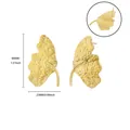 Dettaglio orecchini a foglia dorata con dimensioni di 40mm x 23mm e finitura - Orecchini Foglia Irregolare Martellata (G126317)