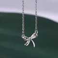 Makroaufnahme von silbernem Schleifenanhänger an feiner O-Kette mit poliertem Glanz - Platinfarbe (N06126)