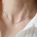 Collier chaîne serpent en argent avec perles sur la peau pour un style épuré - Collier Serpent Perlé Argenté / Argent