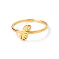 Detailopname van een gouden verstelbare ring van roestvrij staal met de letter C - Letter E