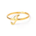 Macro-detail van verstelbare gouden letter J-ring met gladde metalen afwerking en open band - Letter I