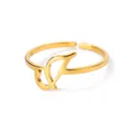 Detailopname van verstelbare gouden roestvrijstalen ring met elegante cursieve letter - Letter J