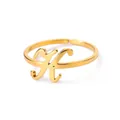 Detailopname van een verstelbare gouden roestvrijstalen ring met de letter K erop - Letter K