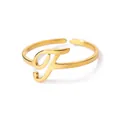 Macro detail van verstelbare gouden ring met cursieve letter F en hoogglans - Letter T