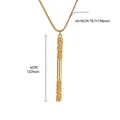 Vue détaillée du pendentif bâton doré de 4cm avec dimensions et détails de chaîne - Or