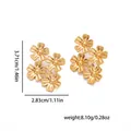 Detailansicht der 18k Gold Blumen-Ohrringe mit Maßen von 3,71 cm x 2,83 cm - Gebündelte Blumen Stil (1071)