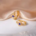 Orecchini a cerchio dorati con motivo a stella, zircone blu e piccoli cristalli - Stile Stella Blu (1342)