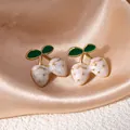 Boucles d'oreilles fraises blanc nacré en acier doré avec détails en émail vert - Style Double Baie Blanche (1517)