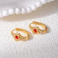 Eleganti orecchini a stella dorati con zircone rosso e pietre bianche lucenti - Stile Stella Rossa (1344)