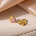 Orecchini a perno a fragola rosa con dettagli dorati su lussuoso tessuto di seta - Stile Fragola Rosa (1523)