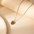 Collier pendentif renne de Noël avec finition émail et chaîne dorée pour femmes - Style Élan Brun (0763)