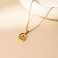 Collier de Noël en acier inoxydable doré avec pendentif Père Noël mignon et émail rouge - Père Noël Lettre E (0636)