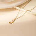 Modieuze gouden zeepaardje ketting met roze emaille hanger aan een fijne schakel - Witte Zeepaardje