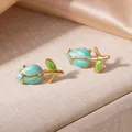 Orecchini a fragola dorati con smalto marmorizzato azzurro elegante per le donne - Stile Rosa Blu (1526)