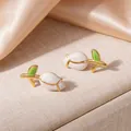 Eleganti orecchini a tulipano dorati con petali marmorizzati e dettagli di foglie verdi - Stile Rosa Bianca (1528)
