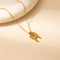 Collier de Noël en acier doré avec pendentif lettre H et motifs de fête élégants - Père Noël Lettre H (0639)