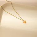 Elegante gouden ketting met een kroonhanger en oranje emaille voor een chique look - Gele Kroon