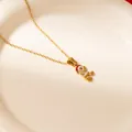Collier de Noël doré en acier inoxydable avec pendentif bonhomme en pain d'épice rouge - Père Noël Lettre K (0642)