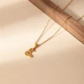 Collier pendentif bonhomme de pain d'épices doré avec chapeau de Noël rouge et chaîne - Père Noël Lettre L (0643)