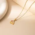 Collier doré en acier inoxydable avec un pendentif Père Noël festif en émail rouge et blanc - Père Noël Lettre M (0644)