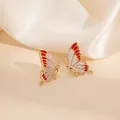 Κομψά χρυσά σκουλαρίκια πεταλούδα με μαρμάρινη υφή και κόκκινες λεπτομέρειες σμάλτου - Κόκκινα Λευκά Σκουλαρίκια Πεταλούδα