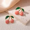 Orecchini a perno ciliegia rosa con texture a rosa e foglie smaltate verdi oro - Stile Ciliegia Arancione con Foglia Verde (1537)